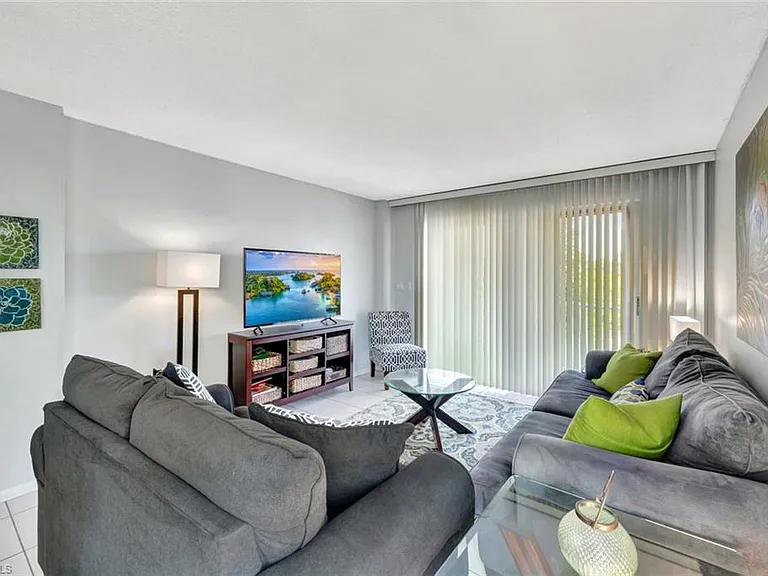 1300 Gulf Shore Blvd N #407 — Photo 3