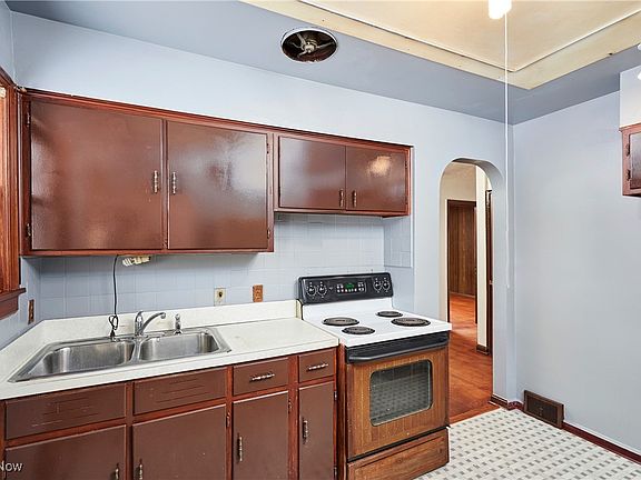 4th image of 1196 E Archwood Ave