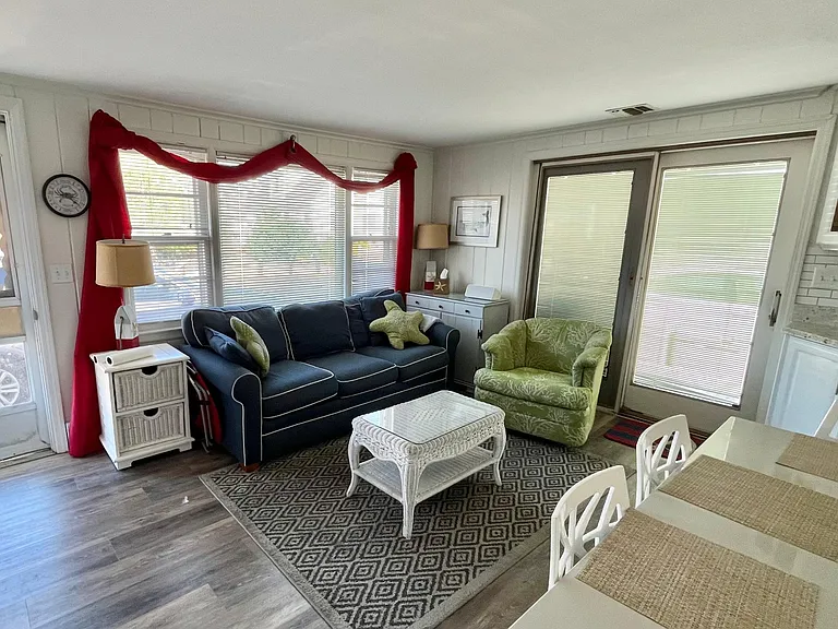113 Carmel Dr — Photo 8