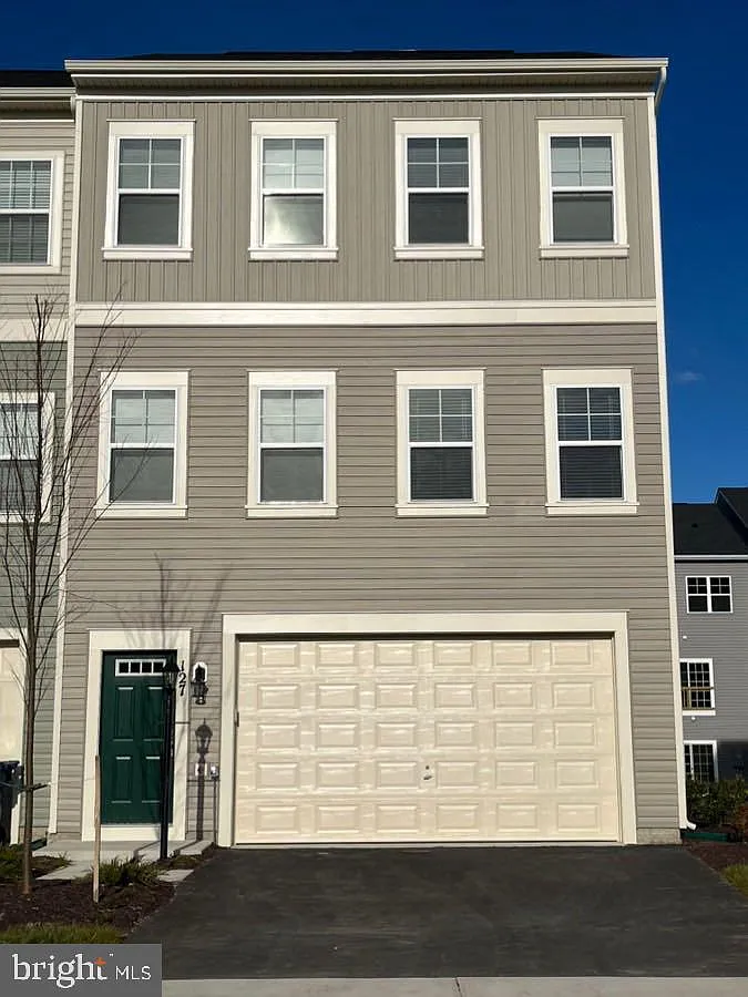 4 bed, 3.5 bath, 2500 sqft, $2,500 — Photo 1