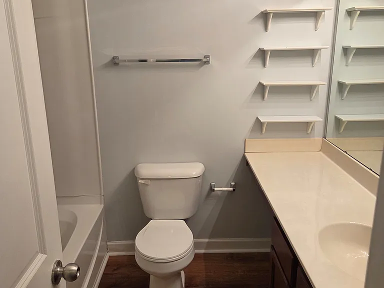 1215 Green Oaks Ln — Photo 10