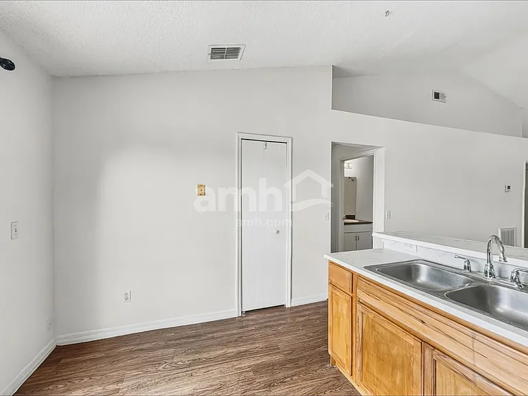 732 McLean Ct — Photo 5