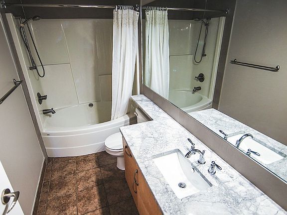 5th image of 910 18th Ave SW #102