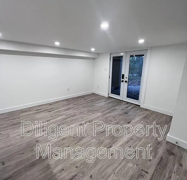 438 Bellevue St #LOWER — Photo 29