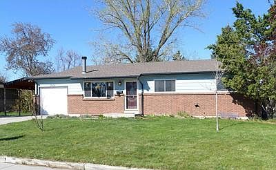Charming home with 1 car garage and attached carport