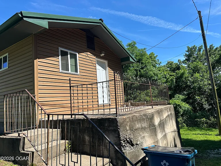 1229 Reid Rd — Photo 2