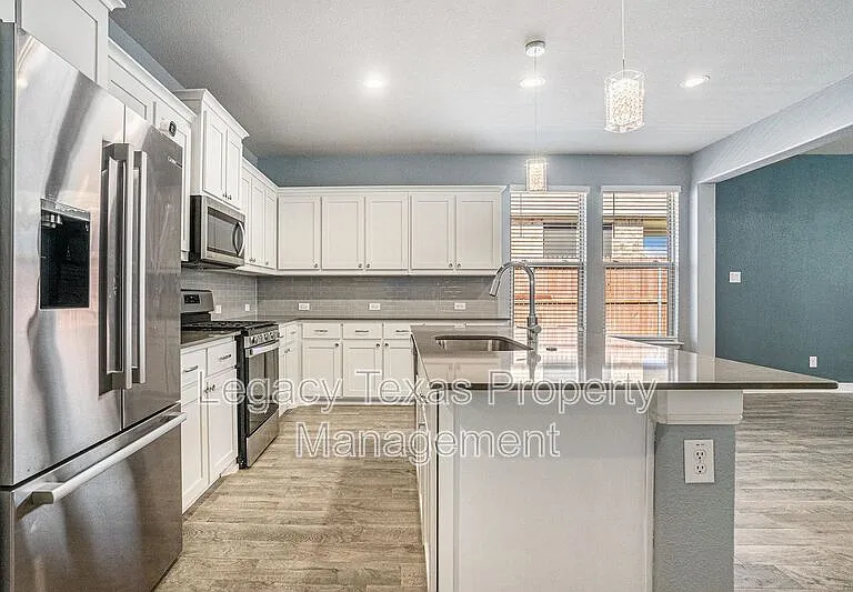 1912 Albany Ln — Photo 6