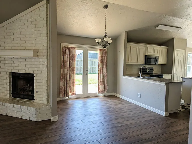 1005 Valley Ct — Photo 3