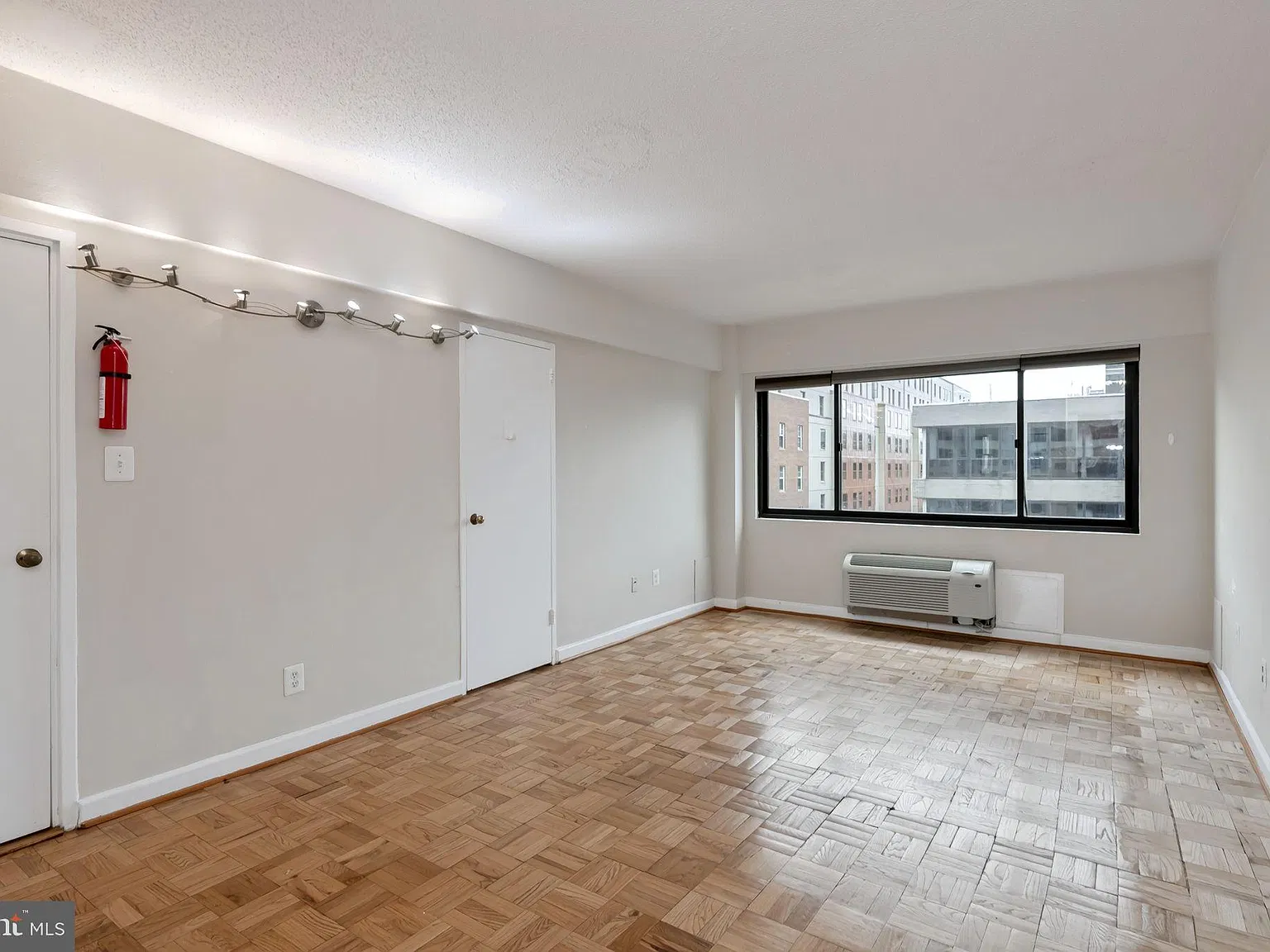 The President Condominium — Photo 2