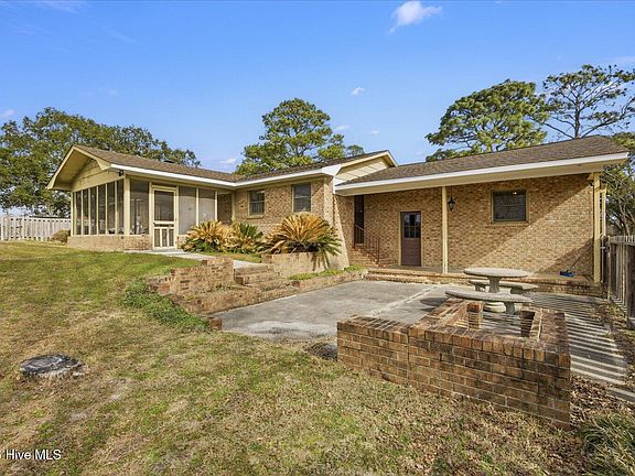 2nd image of 121 Loop Road