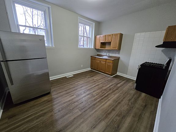 4th image of 256 Davenport Ave #1A