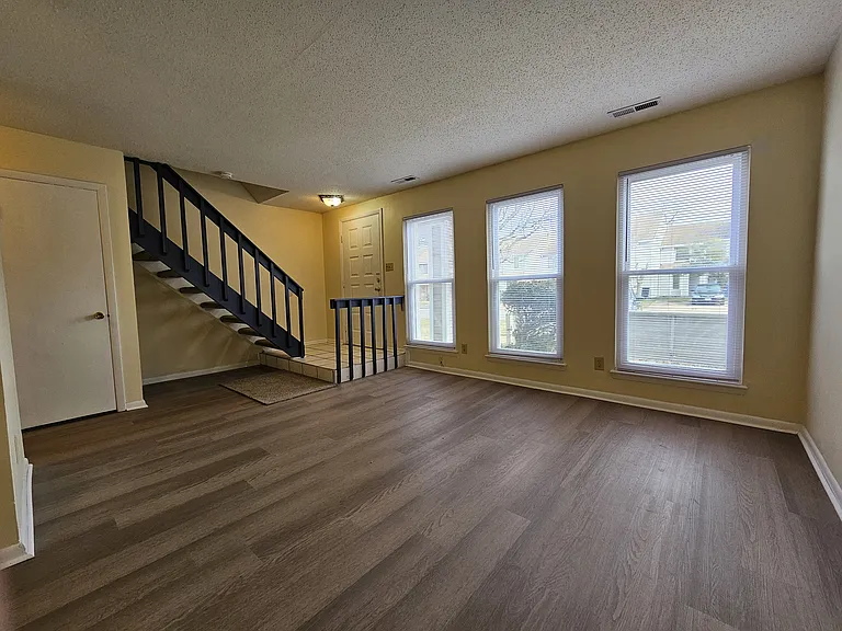 731 Woodbox Dr — Photo 2