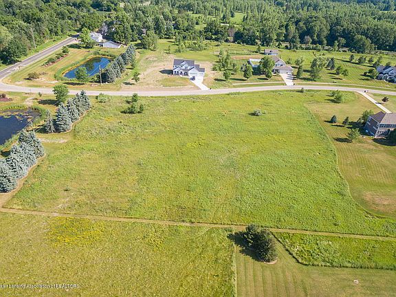 3rd image of 100 Twin Ponds Dr