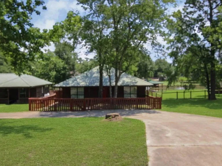 42 Hunters Creek Dr — Photo 1