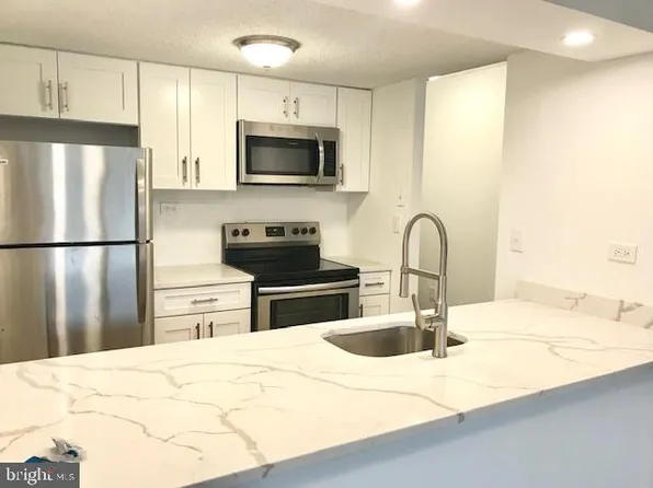241 S 6th St #411A, Philadelphia, PA 19106