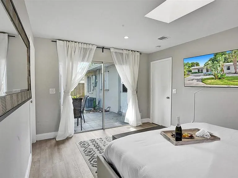 1573 NE 30th Ct — Photo 8