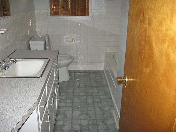 4th image of 4110 Guernsey Ln NW