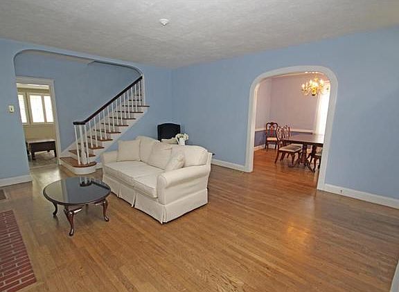2nd image of 912 N Woodlawn Ave