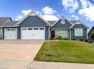 4679 Cottage Ln, Bettendorf, IA 52722