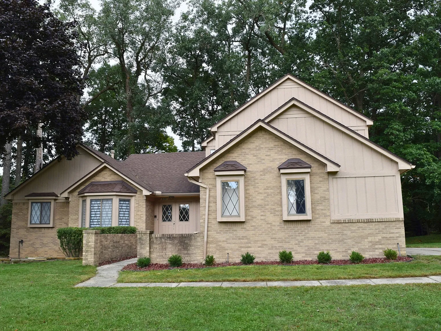 4 bed, 2.5 bath, 2550 sqft, $3,500 — Photo 2