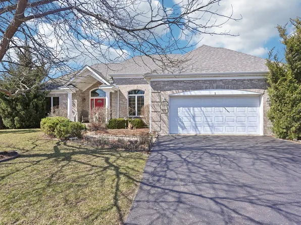 935 Red Hawk Dr, Antioch, IL 60002