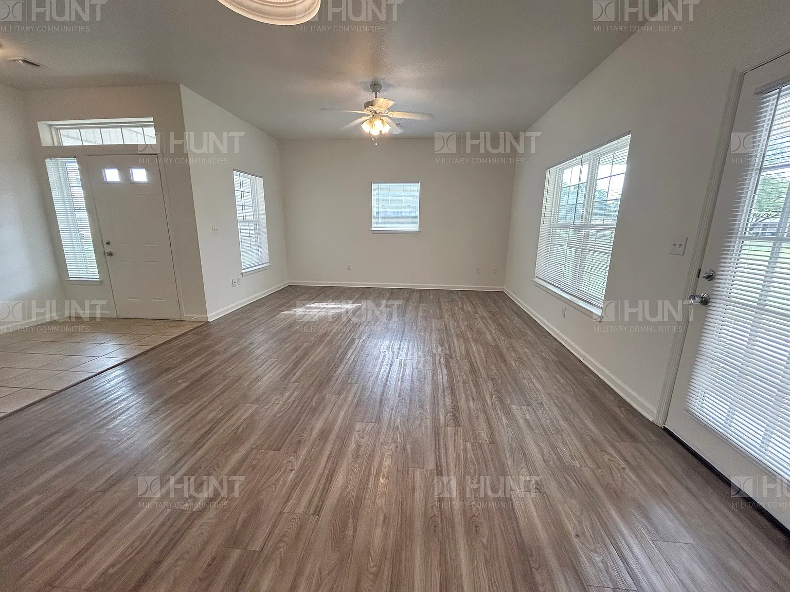 3 bed, 2.5 bath, 1889 sqft, $1,959 — Photo 2