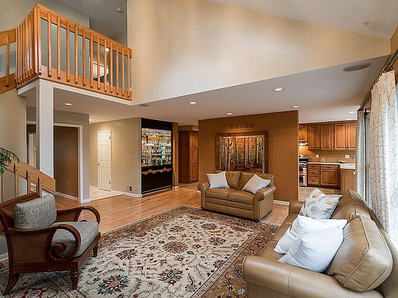 3rd image of 920 Honeysuckle Ln