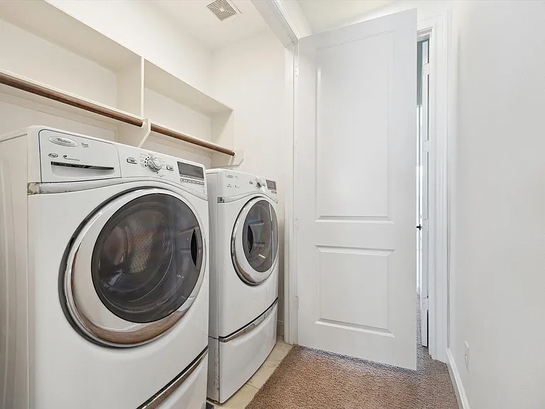9632 Kings Cross Sta — Photo 22