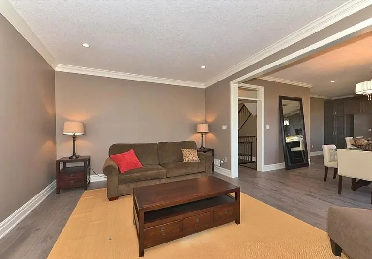 3135 Pincombe Dr — Photo 5