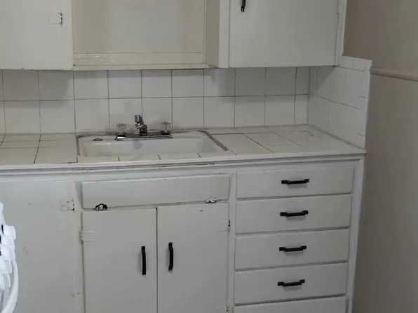406 W 1st Ave APT B, Hutchinson, KS 67501
