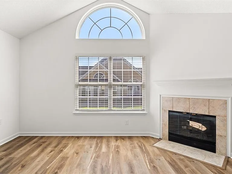1305 Village Ln — Photo 4