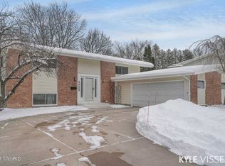 1424 Pinecrest Ave SE, East Grand Rapids, MI