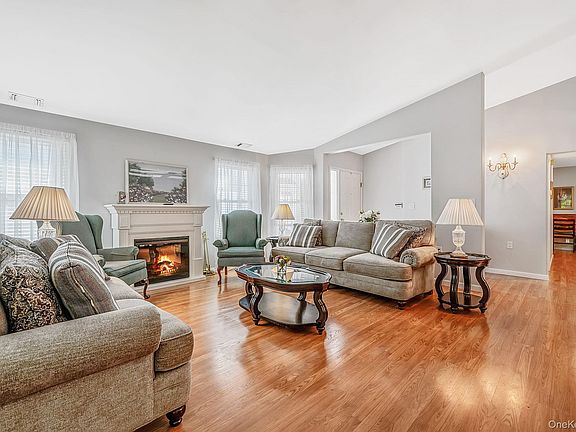 5th image of 19 Sayville Court