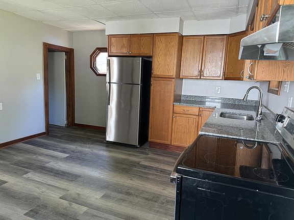5th image of 126 Parsells Ave