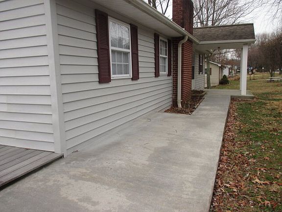 3rd image of 222 Fairmont Dr