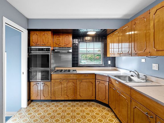 3rd image of 10535 Lilac Ave