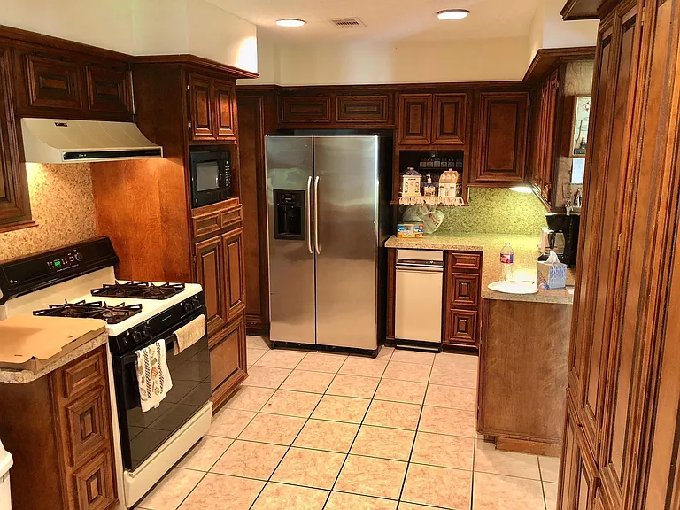 Kitchen. Fridge included!