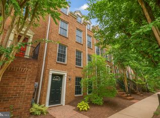 2319 N Greenbrier Ct, Arlington, VA 22207