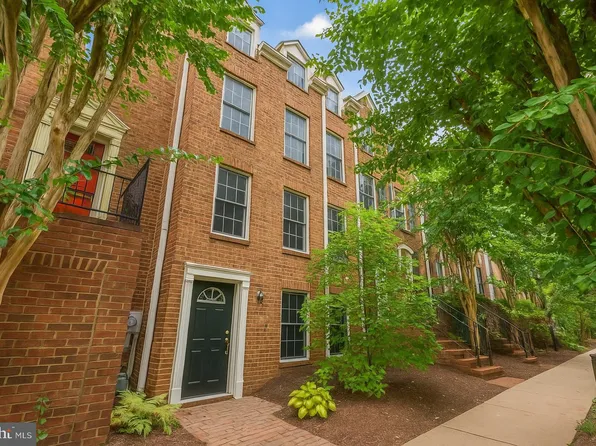 2319 N Greenbrier Ct, Arlington, VA 22207