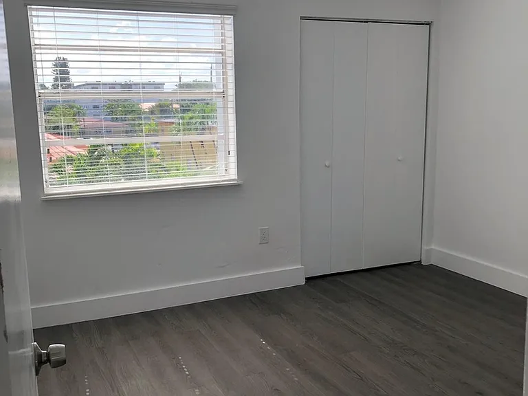220 SW 17th Ct — Photo 9