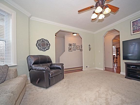 3rd image of 4984 Botanical Ave