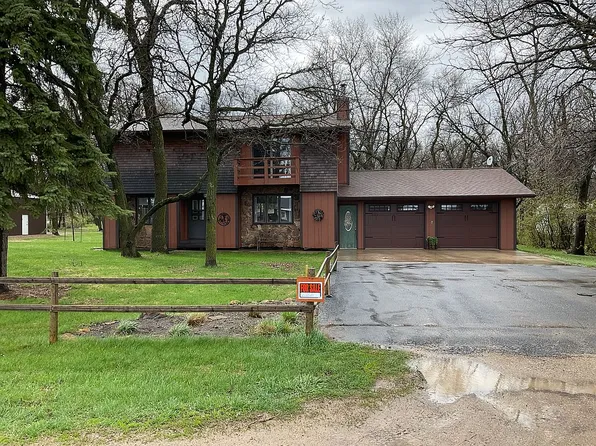 713 Oakwood Dr, Devils Lake, ND 58301