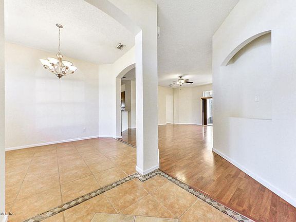 4th image of 2433 Bentshire Dr