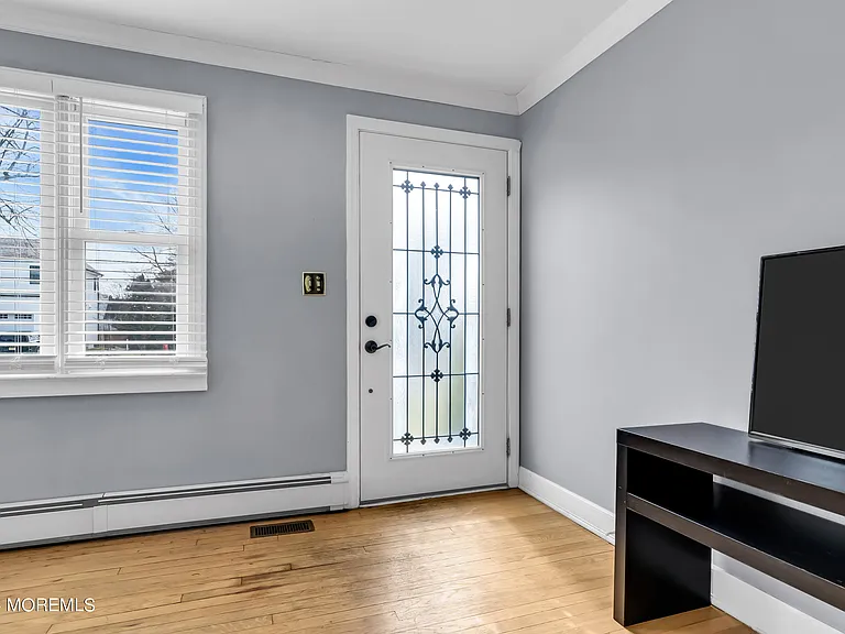 329 Yorke Ave — Photo 3