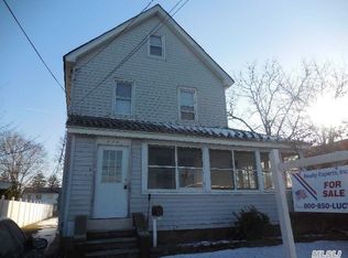 512 Oak St, Copiague, NY 11726