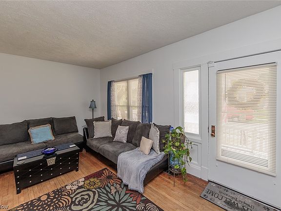 4th image of 1300 W 93rd St