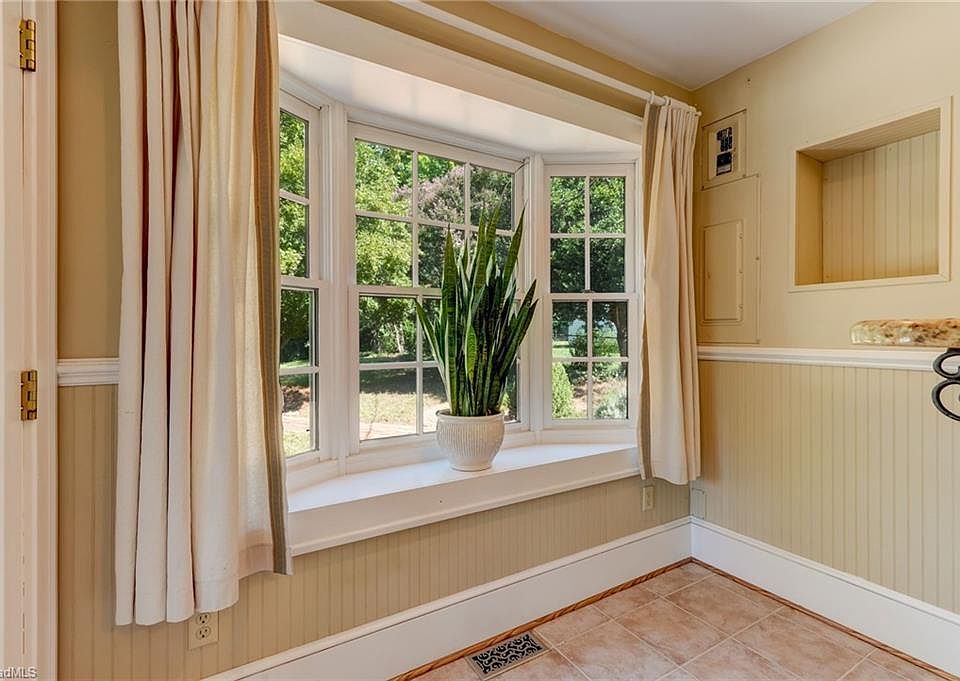 22nd image of 618 Parkway Blvd