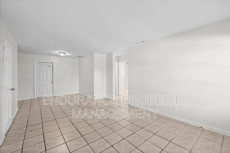 4 bed, 2.5 bath, 1386 sqft, $2,345 — Photo 3
