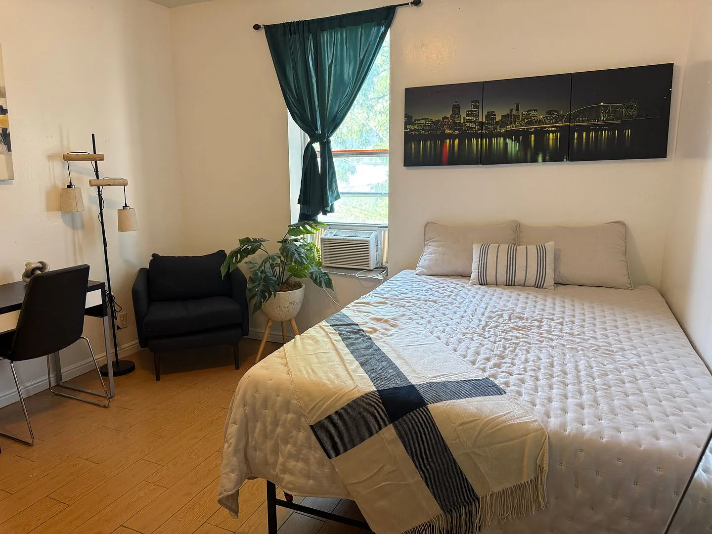 Amazing Deal ! Large modern-style furnished private guy room in avenues ! — Photo 3