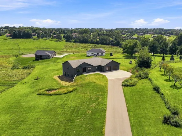 1095 Walnut Dell Rd, Platteville, WI 53818